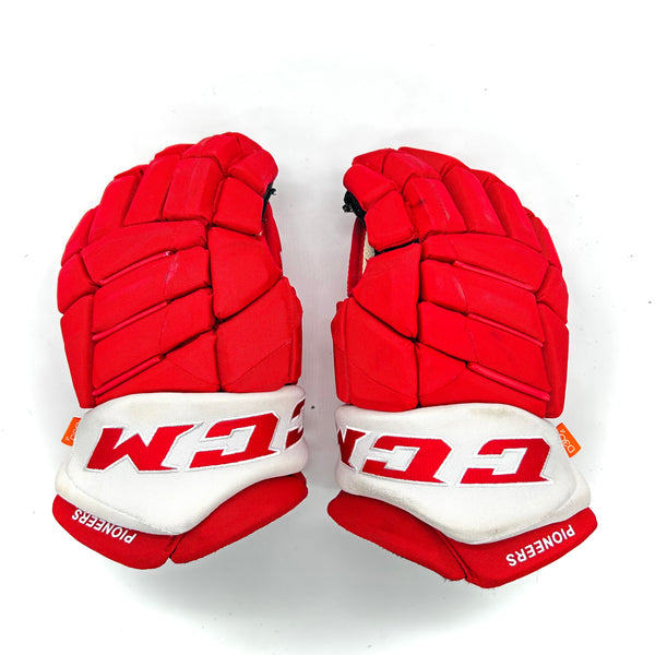 CCM HGJS - Used Pro Stock Glove (Red/White)